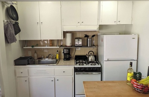 Upper Telegraph Appartement | 1BR in perfect Berkeley location -- patio & yard!
