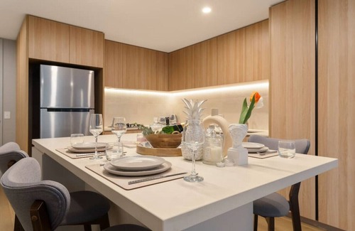 West End Appartement | 1BR Luxury apt at prime location w/ carpark