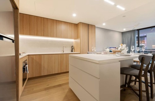 West End Appartement | 1BR Luxury apt at prime location w/ carpark
