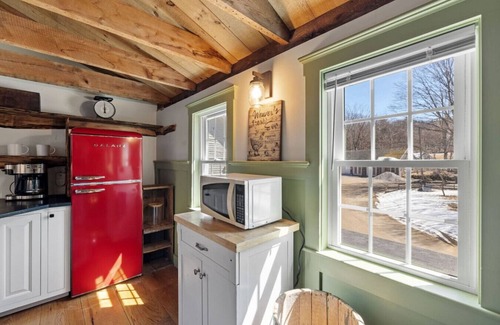 Gilmanton Appartement | Modern Comforts on a Farm