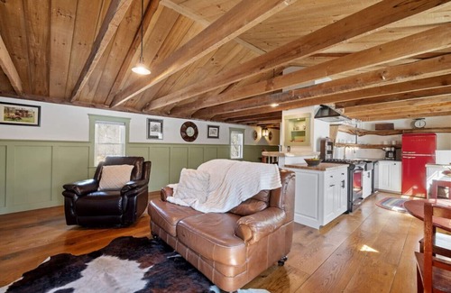 Gilmanton Appartement | Modern Comforts on a Farm
