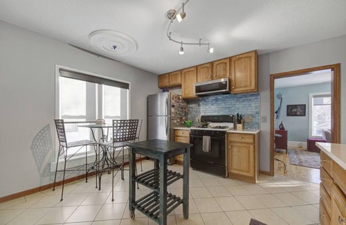 Bottineau Maison | 1BR Upper Duplex Art District + Retreat + Backyard + Parking