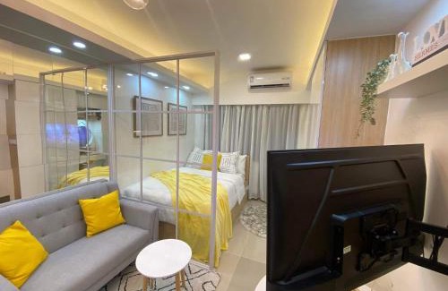 Highway Hills Appartement | 1BR w/Balcony near Megamall: The Admiral‘s Lounge