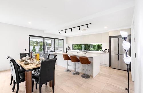 Upper Kedron Maison | 1min to Shop! BrandNew 4BR Modern Home Central A/C