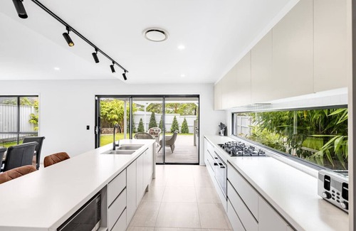 Upper Kedron Maison | 1min to Shop! BrandNew 4BR Modern Home Central A/C