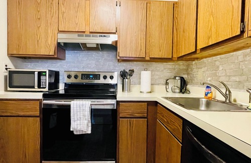 Primos Secane Appartement | 1st Floor 2BR in Primos Near Airport & Sports AC + WiFi Comfort