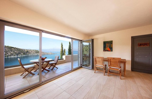 Katakali Appartement | 1st Floor at Crystal View Villa