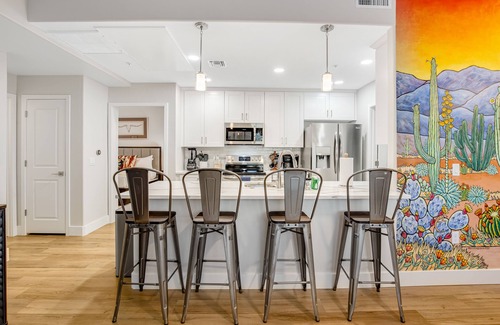 Tucson Copropriété | 1st-floor condo with mountain views, pool, hot tub, private balcony, AC, & W/D