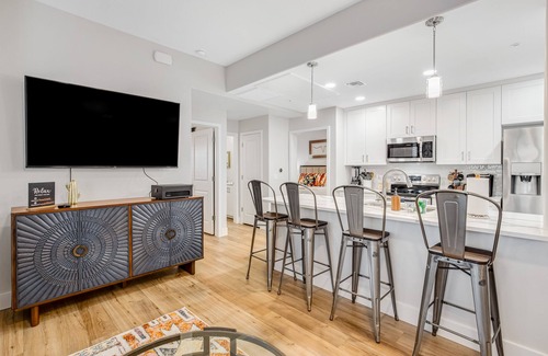 Tucson Copropriété | 1st-floor condo with mountain views, pool, hot tub, private balcony, AC, & W/D