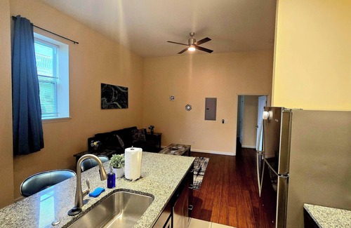 The Gate Appartement | 1st Floor King- Less than From 5 Miles From BJC- Unit D