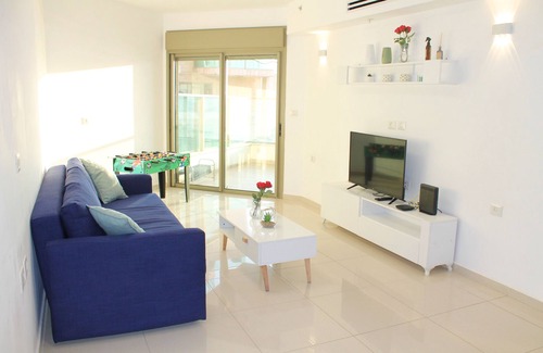 Ashkelon Appartement | 1st Line Beach View; Food & Pool Option. Massage Chair. Steps From Marina Mall