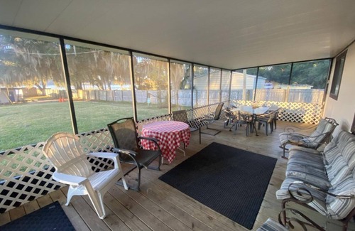 Georgetown Maison | 2,000 sq ft 3bedroom with WiFi, AC, large screen porch overlooking Lake George.