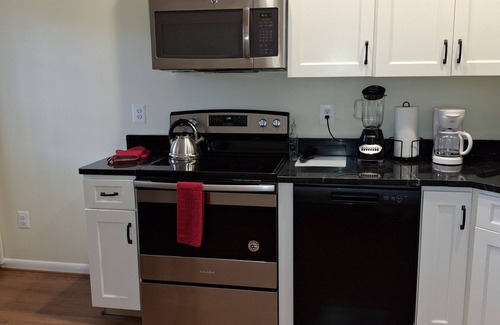 Herndon Appartement | 2.1 mi to Reston hospital, 1.5 mi to Metro private entrance/space and quiet