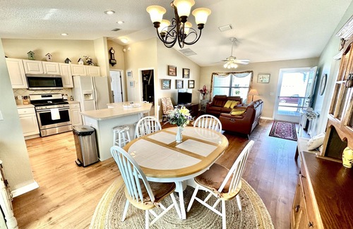 Lynnhaven Maison | 2/2 in The Village of Lynnhaven