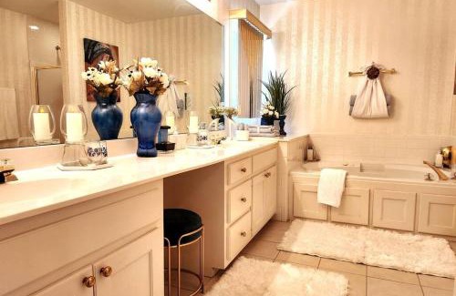 Snellville Maison | 2,298Sqft-King Bed-BBQ-Gbps-W/D