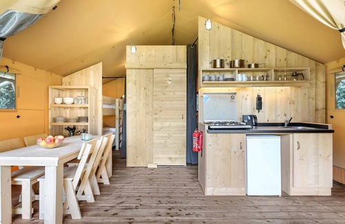 Huizen Location De VR | 2-4-person safari tent in the holiday park Landal Gooise Heide