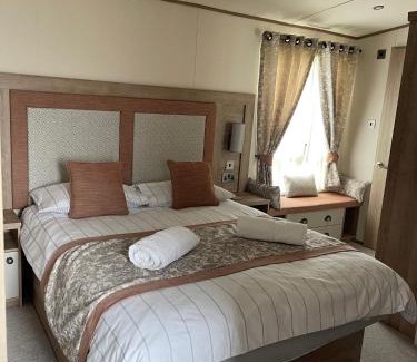 Andover Maison | 2-6 guests Holiday Home in Durdle Door
