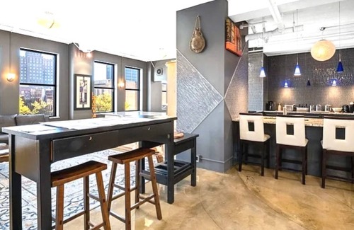 Charleston Copropriété | 2,900 SF Luxury Condo in the heart of downtown Charleston, WV.