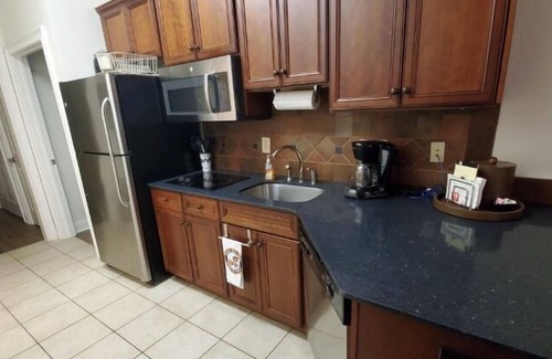 Auburn Copropriété | Récemment rénové, Condo 2 chambres / 2 salles de bain à 2 pâtés de maisons du stade! Marche facile.