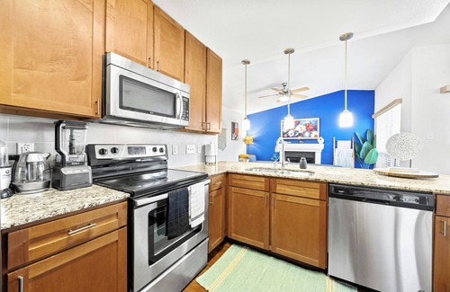 Barton Hills Appartement | 2 bd 2 ba Stylish Oasis! Minutes 2 downtown with pool, hot tub, & free parking!