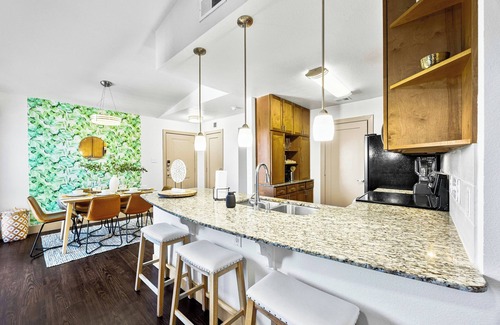 Barton Hills Appartement | 2 bd 2 ba Stylish Oasis! Minutes 2 downtown with pool, hot tub, & free parking!