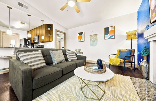 Barton Hills Appartement | 2 bd 2 ba Stylish Oasis! Minutes 2 downtown with pool, hot tub, & free parking!