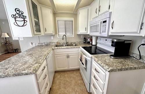 East Mesa Station Balnéaire | 2-bd/2 Bath 55+ Resort Home - 5 Pools, 3 Spas, Gym, Pickleball Courts & more!
