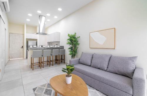 Villa Juarez Maison | 2 BD Suite with Balcony, Gym, Rooftop Pool, Hot Tub