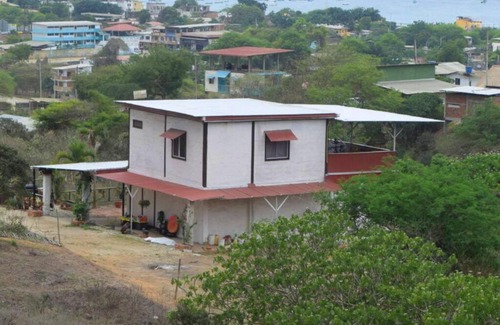 Puerto Lopez Maison | 2 Bdrm, 2 Bthrm House near beach, Prkng, Hot Water