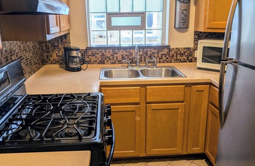 Washington Heights Appartement | 2- Bdrm Apt Desert Themed w/AC in Chicago