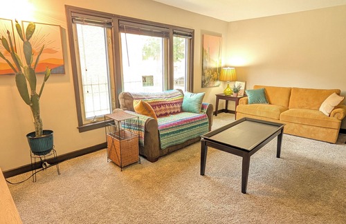 Washington Heights Appartement | 2- Bdrm Apt Desert Themed w/AC in Chicago