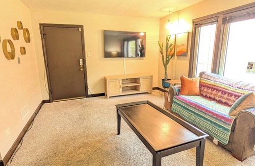 Washington Heights Appartement | 2- Bdrm Apt Desert Themed w/AC in Chicago