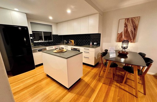 Annandale Appartement | 2 Bdrm Apt in Annandale with Courtyard & Parking