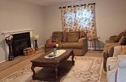 Dale City Maison | 2-bdrm apt in charming Woodbridge w/ AC, WiFi, 45 mins south of Washington, DC