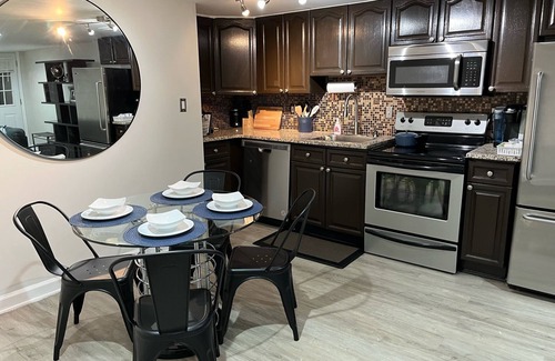 Bloomingdale Appartement | 2 bdrm ENG BSMT apartment in dcs historical neighborhood Bloomingdale