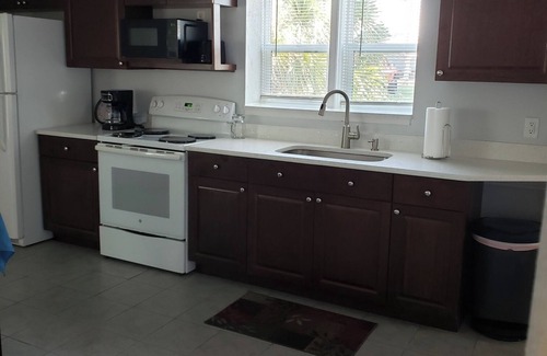 Allandale Maison | 2-bdrm home 2.8 miles to beach and 9 miles to speedway-Trailer parking available