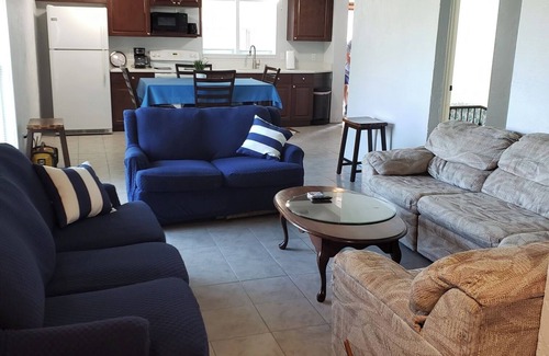 Allandale Maison | 2-bdrm home 2.8 miles to beach and 9 miles to speedway-Trailer parking available