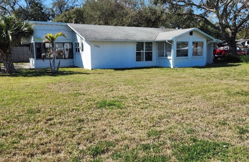 Allandale Maison | 2-bdrm home 2.8 miles to beach and 9 miles to speedway-Trailer parking available