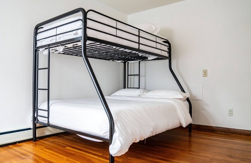 Nashua Appartement | -2 BDRM - Sleeps 7 - Walk to Downtown Nashua-