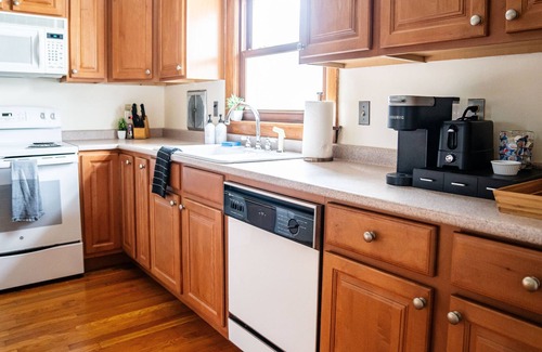 Nashua Appartement | -2 BDRM - Sleeps 7 - Walk to Downtown Nashua-