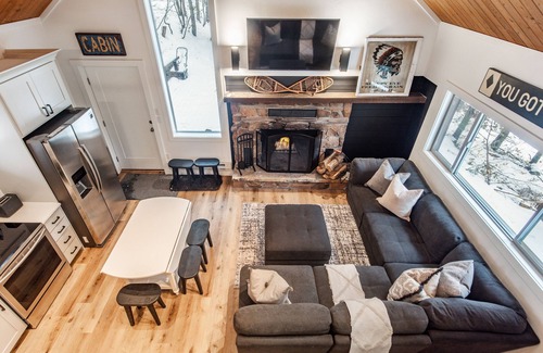 Sundance Cabine | CHAMBRE COSY 2 CHAMBRES AVEC LOFT, PROMENADE À SKI, BAIN À CHAUD, CHEMINÉE