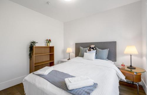 Hastings Maison | 2 Bds suite beautiful Yard near PNE