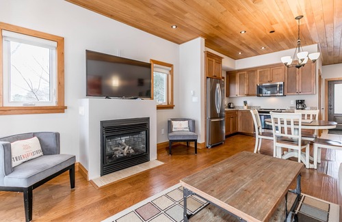 Muskoka Lakes Villa | 2 bed 1.5 bath cottage on Lake Muskoka