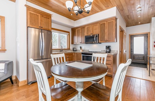 Muskoka Lakes Villa | 2 bed 1.5 bath cottage on Lake Muskoka