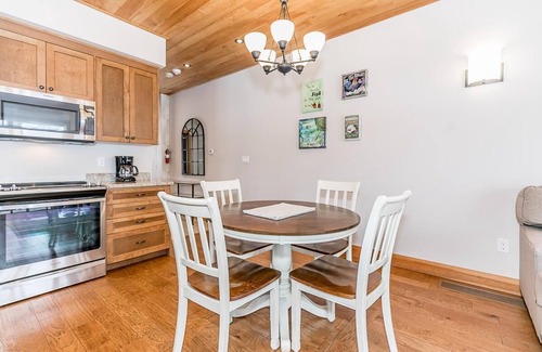 Muskoka Lakes Villa | 2 bed 1.5 bath cottage on Lake Muskoka