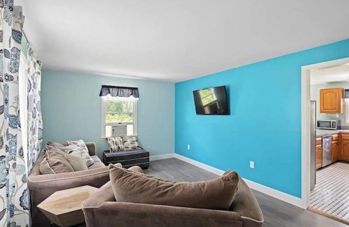 York Beach Appartement | 2 bed 1.5 bath quiet location with a yard 10 min walk to beach and downtown