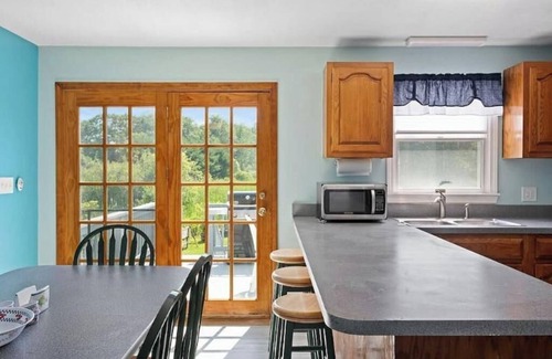 York Beach Appartement | 2 bed 1.5 bath quiet location with a yard 10 min walk to beach and downtown
