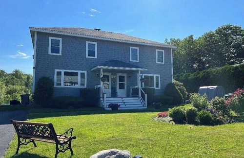 York Beach Appartement | 2 bed 1.5 bath quiet location with a yard 10 min walk to beach and downtown