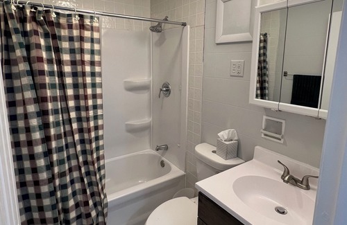 Springfield Maison | 2 Bed, 1 Bath + Office. Newly Renovated. Centrally located. Security Cameras.