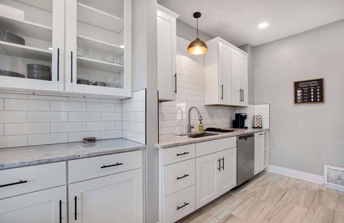 College Hill Maison | 2 Bed 1 Bath Property in College Hill with Garage!